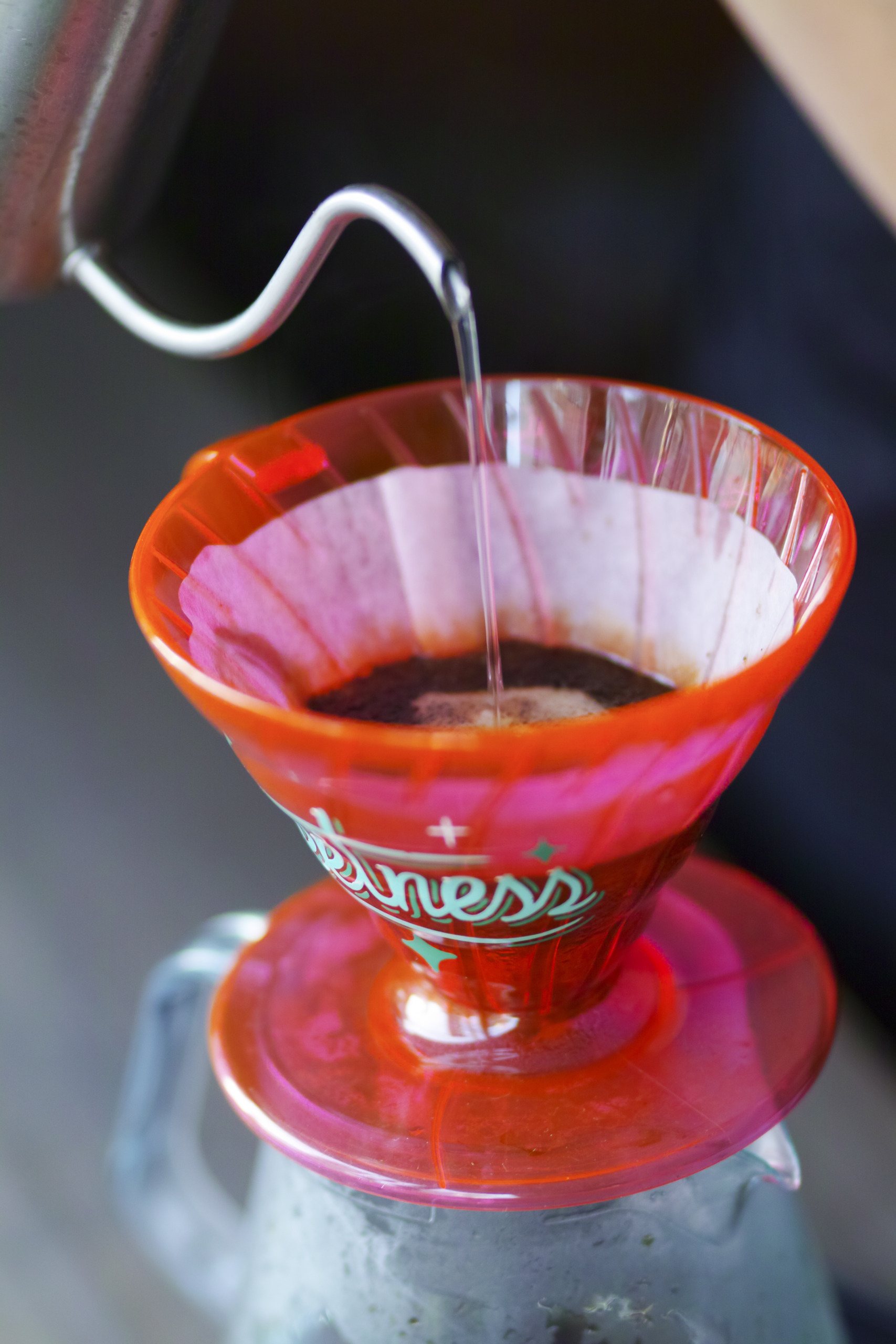 赤いドリッパーで抽出されるコーヒー