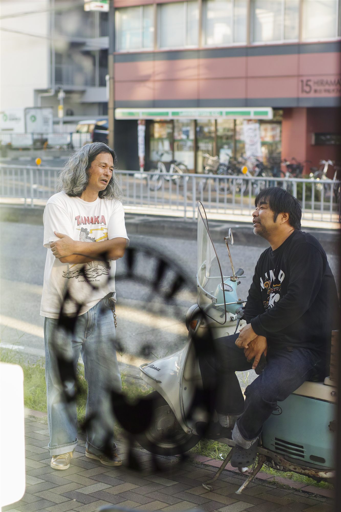 店の前で立ち話をする常連さん